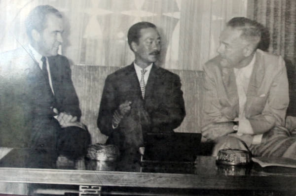  Ông Nguyễn Cao Kỳ sinh năm 1930 tại Sơn Tây, được đào tạo ở các trường Không quân của Pháp và Hoa Kỳ. Ông từng giữ nhiều chức vụ quan trọng như thiếu tướng Tư lệnh Không quân, Chủ tịch Ủy ban Hành pháp Trung ương, Thủ tướng. Sau năm 1975, ông sống ở nước ngoài và mất năm 2011 tại Malaysia.