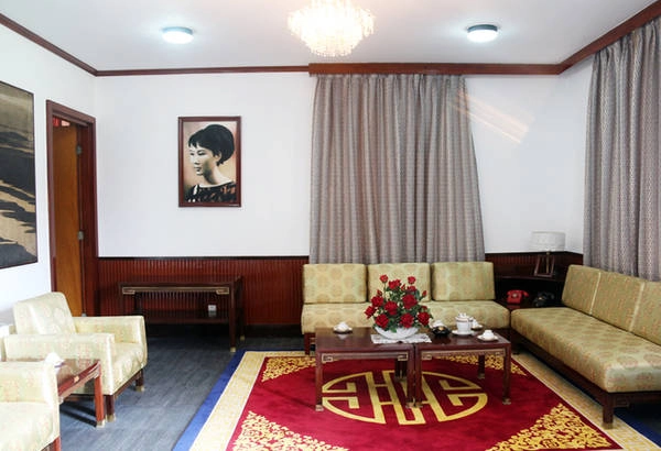  Khu vực tiếp khách trong phòng làm việc của ông Nguyễn Cao Kỳ. Trên tường treo ảnh vợ ông - bà Đặng Tuyết Mai.