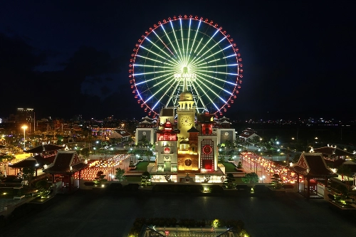 Công viên Asia Park do Công ty TNHH Công viên châu Á thuộc Tập đoàn Sun Group làm chủ đầu tư, là công viên vui chơi giải trí hàng đầu Đông Nam Á với quy mô đầu tư giai đoạn một lên đến 4.000 tỷ đồng. Điểm nhấn của Asia Park là khu giao thoa 10 nền văn hóa đặc trưng tiêu biểu nhất châu Á.