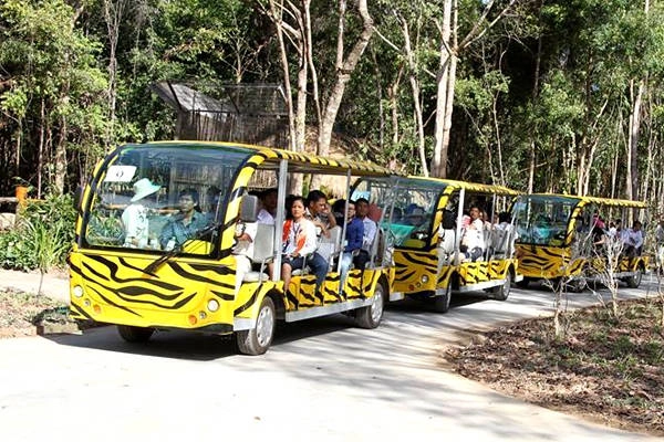 Ngày 24/12, Công viên Chăm sóc và Bảo tồn Động vật Vinpearl Safari đã được khai trương tại Gành Dầu, đảo Phú Quốc. Ngày 24/12, Công viên Chăm sóc và Bảo tồn Động vật Vinpearl Safari đã được khai trương tại Gành Dầu, đảo Phú Quốc.