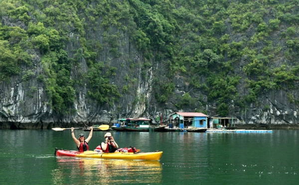 Du khách chèo thuyền kayak trên vịnh Lan Hạ - Ảnh: ĐỨC HÙNG Du khách chèo thuyền kayak trên vịnh Lan Hạ - Ảnh: ĐỨC HÙNG
