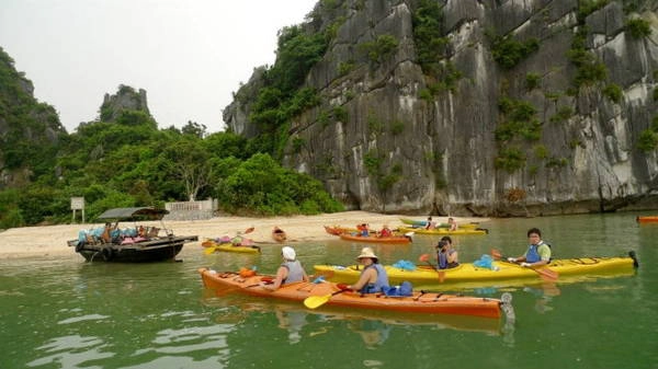 Một nhóm tình nguyện trong ngày “gom rác cho biển cả - Ảnh: ĐỨC HÙNG Một nhóm tình nguyện trong ngày “gom rác cho biển cả - Ảnh: ĐỨC HÙNG