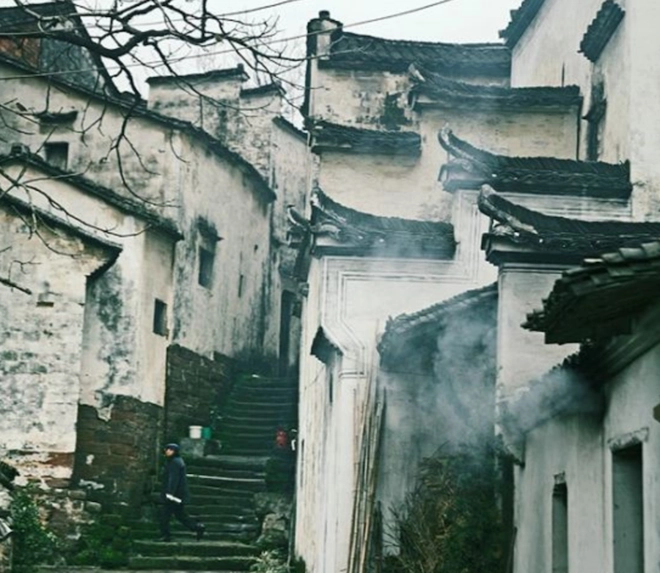 Giữa những ngôi nhà có rất nhiều ngõ ngách nhỏ, khúc khuỷu quanh co, thể hiện tính chất của Bát trận đồ, vào dễ ra khó. Chính vì thế, du khách tới đây thường được khuyên mang theo la bàn. Ảnh: Sina.