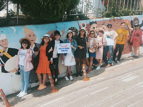 Để di chuyển đến Dongpirang, du khách bắt các tuyến xe buýt hoặc xe khách từ sân bay hoặc thành phố Busan đến Tongyeong. Lộ trình từ Busan đến Tongyeong mất khoảng 2 giờ đồng hồ. Nếu xuất phát từ đảo Geoje, bạn chỉ cần bắt xe buýt đến cảng Gangguan, thị trấn Tongyeong. Để di chuyển đến Dongpirang, du khách bắt các tuyến xe buýt hoặc xe khách từ sân bay hoặc thành phố Busan đến Tongyeong. Lộ trình từ Busan đến Tongyeong mất khoảng 2 giờ đồng hồ. Nếu xuất phát từ đảo Geoje, bạn chỉ cần bắt xe buýt đến cảng Gangguan, thị trấn Tongyeong.