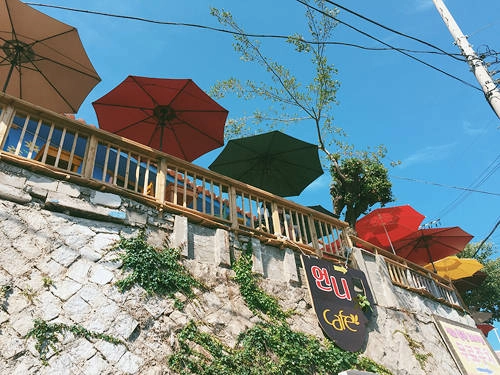 Từ khi có diện mạo mới, làng bích họa Dongpirang được ví như đồi "Montmartre của Hàn Quốc". Nơi đây từng là bối cảnh quay tập cuối của bộ phim truyền hình "Nice Guy" (tên khác: The Innocent Man, tựa Việt: Gã khờ) của mỹ nam Song Joong Ki và diễn viên Mon Chae Won. lang-bich-hoa-noi-tieng-nho-phim-cua-song-Từ khi có diện mạo mới, làng bích họa Dongpirang được ví như đồi "Montmartre của Hàn Quốc". Nơi đây từng là bối cảnh quay tập cuối của bộ phim truyền hình "Nice Guy" (tên khác: The Innocent Man, tựa Việt: Gã khờ) của mỹ nam Song Joong Ki và diễn viên Mon Chae Won.joong-ki-ivivu-6