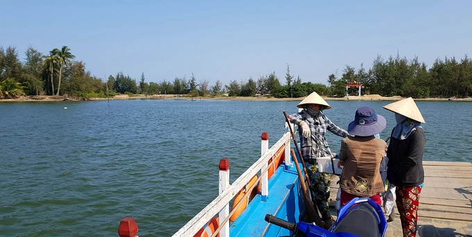 Từ Tam Thanh, du khách phải đi 15 km, rồi tiếp tục di chuyển bằng phà để sang được đảo Tam Hải. Từ Tam Thanh, du khách phải đi 15 km, rồi tiếp tục di chuyển bằng phà để sang được đảo Tam Hải.