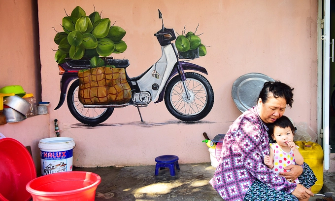 Cuộc sống sinh hoạt hàng ngày của người dân cũng gắn liên với những bức tranh. Cuộc sống sinh hoạt hàng ngày của người dân cũng gắn liên với những bức tranh.