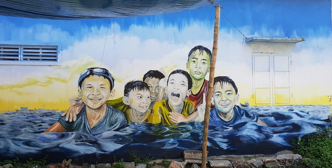 Ý tưởng “Làng tranh Tam Hải” được các bạn sinh viên khoa Kiến trúc, Đại học Bách khoa - Đại học Đà Nẵng thực hiện sau 3 tuần. Những bức tường nhà, bờ rào đơn điệu, cũ kỹ của người dân xã đảo Tam Hải đã trở nên bừng sáng, sinh động. Ý tưởng “Làng tranh Tam Hải” được các bạn sinh viên khoa Kiến trúc, Đại học Bách khoa - Đại học Đà Nẵng thực hiện sau 3 tuần. Những bức tường nhà, bờ rào đơn điệu, cũ kỹ của người dân xã đảo Tam Hải đã trở nên bừng sáng, sinh động.