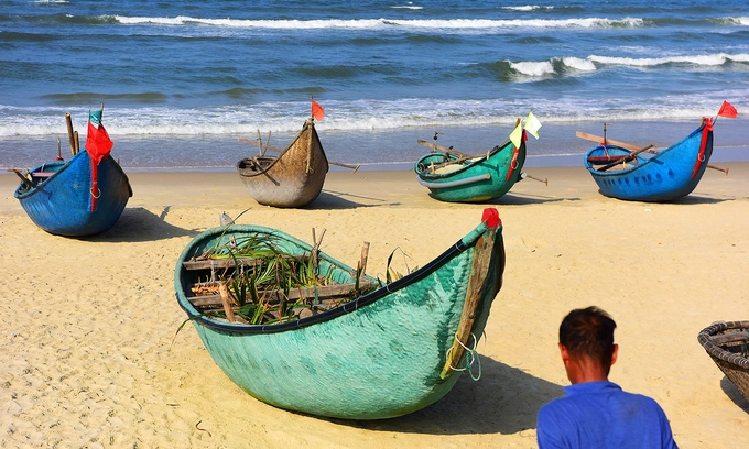 Những con thuyền cũng được sơn màu sắc. Những con thuyền cũng được sơn màu sắc.