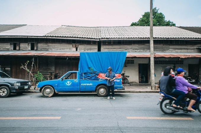 Hầu hết du khách chọn đi bộ để khám phá thành phố. Ở đây không nhiều taxi, cũng không phát triển các dịch vụ du lịch, thích hợp dành cho dân mê dịch chuyển hơn du lịch nghỉ dưỡng. Đường phố Yala không đông đúc, hiếm khi xảy ra kẹt xe.