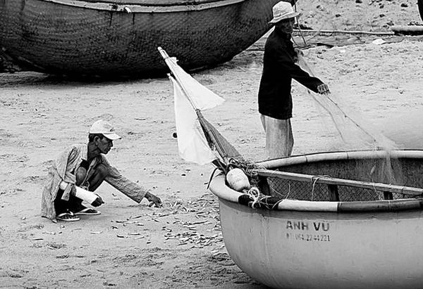 Họ sống bình dị, yên ả nơi vùng biển vắng. Con người hòa quyện với thiên nhiên.