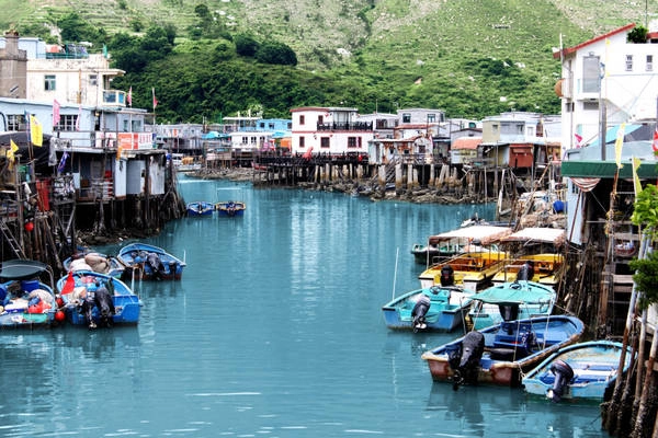 Tai O là quê hương của người Tanka, một cộng đồng ngư dân xây dựng nhà sàn trên các bãi triều, vì trong quá khứ họ cảm thấy không an toàn trên đất liền. Ảnh: Mikkelwinther Tai O là quê hương của người Tanka, một cộng đồng ngư dân xây dựng nhà sàn trên các bãi triều, vì trong quá khứ họ cảm thấy không an toàn trên đất liền. Ảnh: Mikkelwinther