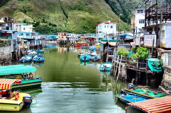 Do nằm kề với Ngong Ping, nơi có Tượng Đại Phật Thiên Tân hay còn gọi là Phật lớn, Tai O ngày càng được nhiều khách du lịch biết đến trong những năm gần đây và một số người thậm chí còn ví Tai O là “Venice của phương Đông”. Ảnh: Justin Gaurav Murgai Do nằm kề với Ngong Ping, nơi có Tượng Đại Phật Thiên Tân hay còn gọi là Phật lớn, Tai O ngày càng được nhiều khách du lịch biết đến trong những năm gần đây và một số người thậm chí còn ví Tai O là “Venice của phương Đông”. Ảnh: Justin Gaurav Murgai