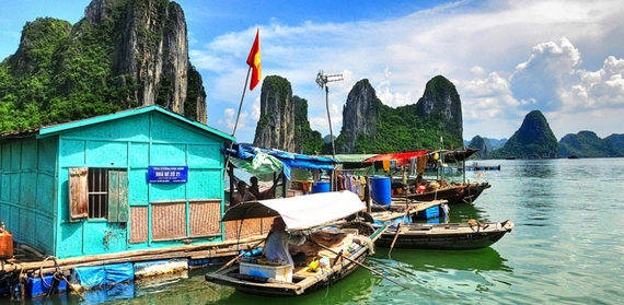 Ngôi làng nhỏ này có 700 cư dân đang sinh sống bằng nghề đánh bắt cá trên vịnh Hạ Long. Nơi đây có cảnh quan tuyệt đẹp với những nhà bè đầy màu sắc, những ngọn núi đá vôi hùng vĩ và các con đường quanh co, uốn khúc trên vịnh. Ngôi làng nhỏ này có 700 cư dân đang sinh sống bằng nghề đánh bắt cá trên vịnh Hạ Long. Nơi đây có cảnh quan tuyệt đẹp với những nhà bè đầy màu sắc, những ngọn núi đá vôi hùng vĩ và các con đường quanh co, uốn khúc trên vịnh.