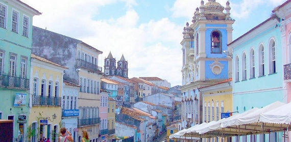 Nằm trên bờ biển phía Bắc của Brazil, Salvador cuốn hút du khách bởi những tòa nhà có màu sắc rực rỡ, những con phố rải sỏi quanh co và những quảng trường lớn nằm gần bãi biển.