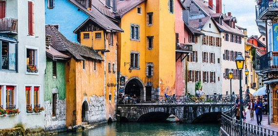 Không giống như Paris, thị trấn Anneccy miền Đông nước Pháp nổi tiếng là nơi lãng mạn với nhiều tòa nhà đầy màu sắc.