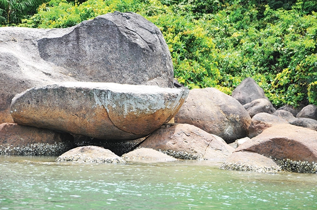 Những phiến đá tự nhiên có nhiều hình dạng tại khu làng chài. Những phiến đá tự nhiên có nhiều hình dạng tại khu làng chài.