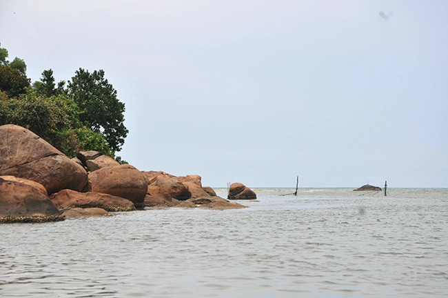 Nơi con sông Bù Lu đổ ra cửa biển Cảnh Dương. Nơi con sông Bù Lu đổ ra cửa biển Cảnh Dương.