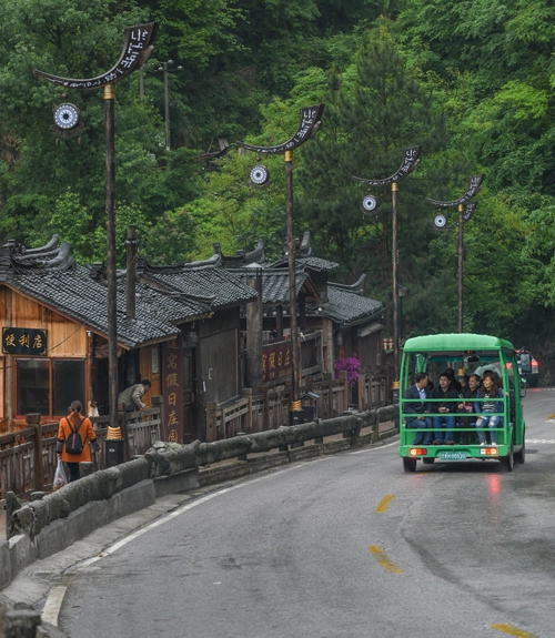 Phương tiện di chuyển chủ yếu cho khách tham quan là xe điện với giá vé 5 nhân dân tệ một lượt (khoảng 17.000 đồng) để di chuyển giữa các điểm trong khu du lịch.