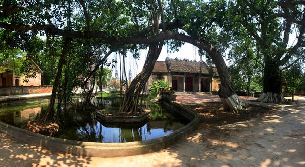 Cách Hà Nội khoảng 30 km về hướng Đông, làng Nôm - ngôi làng cổ thuộc huyện Văn Lâm, Hưng Yên vẫn còn giữ những nét đẹp xưa. Trung tâm của làng là quần thể kiến trúc đẹp gồm đình, giếng cổ và cây đa cổ thụ, đặc trưng của làng quê Bắc Bộ. Cách Hà Nội khoảng 30 km về hướng Đông, làng Nôm - ngôi làng cổ thuộc huyện Văn Lâm, Hưng Yên vẫn còn giữ những nét đẹp xưa. Trung tâm của làng là quần thể kiến trúc đẹp gồm đình, giếng cổ và cây đa cổ thụ, đặc trưng của làng quê Bắc Bộ.