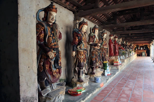 Chùa Nôm có kiến trúc mang đậm nét truyền thống. Điều đặc biệt nhất là chùa Nôm còn lưu giữ hơn 100 bức tượng cổ bằng đất nung. Trải qua bao thời kỳ bể dâu của lịch sử, các trận lũ lụt lớn, kéo dài nhưng những pho tượng này vẫn trường tồn cùng thời gian và giữ nguyên vẻ đẹp ban đầu. Chùa Nôm có kiến trúc mang đậm nét truyền thống. Điều đặc biệt nhất là chùa Nôm còn lưu giữ hơn 100 bức tượng cổ bằng đất nung. Trải qua bao thời kỳ bể dâu của lịch sử, các trận lũ lụt lớn, kéo dài nhưng những pho tượng này vẫn trường tồn cùng thời gian và giữ nguyên vẻ đẹp ban đầu.
