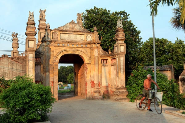 Cổng làng bề thế, được xây dựng cách đây hơn 200 năm với bốn trục vuông chạm khắc nhiều họa tiết tinh xảo. Sau cánh cổng, làng Nôm hiện lên hệt như những gì người ta vẫn hình dung về ngôi làng Việt cổ. Cổng làng bề thế, được xây dựng cách đây hơn 200 năm với bốn trục vuông chạm khắc nhiều họa tiết tinh xảo. Sau cánh cổng, làng Nôm hiện lên hệt như những gì người ta vẫn hình dung về ngôi làng Việt cổ.