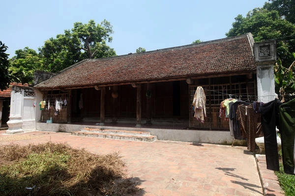 Một ngôi nhà có tuổi thọ 200 năm ở làng. Nơi đây đã quay bộ phim "Thằng Cuội" và một số phim hài Tết. Một ngôi nhà có tuổi thọ 200 năm ở làng. Nơi đây đã quay bộ phim "Thằng Cuội" và một số phim hài Tết.