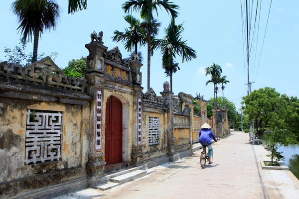 Điều gây ấn tượng ở làng Nôm là nếp sống thôn quê, mộc mạc và chân thành. Tất cả vẫn được duy trì gần như nguyên vẹn và ít bị ảnh hưởng bởi "cơn lốc" đô thị hóa. Điều gây ấn tượng ở làng Nôm là nếp sống thôn quê, mộc mạc và chân thành. Tất cả vẫn được duy trì gần như nguyên vẹn và ít bị ảnh hưởng bởi "cơn lốc" đô thị hóa.