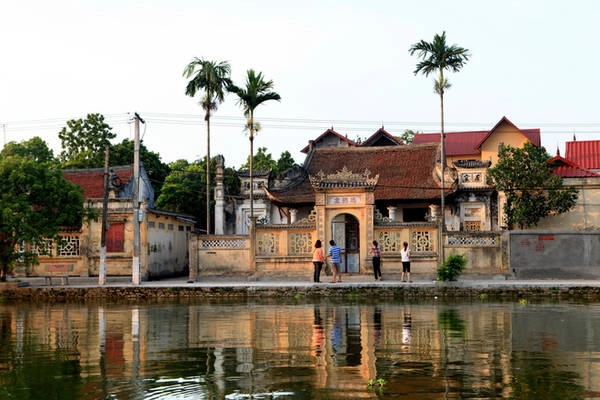 Hai bên hồ là những cây cau thẳng tắp trước các ngôi nhà cổ, nhà thờ họ với nét kiến trúc cổ xưa in hình dưới mặt nước. Hai bên hồ là những cây cau thẳng tắp trước các ngôi nhà cổ, nhà thờ họ với nét kiến trúc cổ xưa in hình dưới mặt nước.