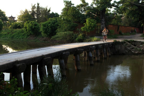 Cây cầu Nôm dẫn tới ngôi chùa cùng tên vượt qua sông Cái. Đây là cây cầu đá ngang sông duy nhất còn lại trên đất Hưng Yên. Cầu rộng chừng 2m với 9 nhịp, đầu cột đỡ ngang có trang trí vân mây và trở thành một phần hồn của làng. Cây cầu Nôm dẫn tới ngôi chùa cùng tên vượt qua sông Cái. Đây là cây cầu đá ngang sông duy nhất còn lại trên đất Hưng Yên. Cầu rộng chừng 2m với 9 nhịp, đầu cột đỡ ngang có trang trí vân mây và trở thành một phần hồn của làng.