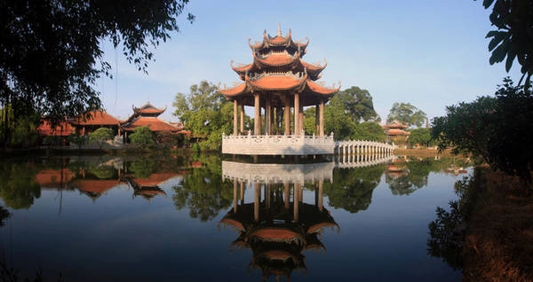 Chùa Nôm thuộc thiền phái Lâm Tế. Không còn ai nhớ chính xác ngày tháng ra đời của ngôi chùa. Chỉ biết rằng, trên hai tấm bia lớn còn lưu lại tại đây, chùa được xây dựng lại vào năm 1680 và trùng tu nhiều lần sau đó. Chùa trước đây là ngôi đại tự có tiếng của Hưng Yên. Theo truyền thuyết, xưa kia chùa Nôm được xây giữa rừng thông cổ thụ. Có lẽ vì vậy mà chùa còn có tên “Linh thông cổ tự”. Chùa Nôm thuộc thiền phái Lâm Tế. Không còn ai nhớ chính xác ngày tháng ra đời của ngôi chùa. Chỉ biết rằng, trên hai tấm bia lớn còn lưu lại tại đây, chùa được xây dựng lại vào năm 1680 và trùng tu nhiều lần sau đó. Chùa trước đây là ngôi đại tự có tiếng của Hưng Yên. Theo truyền thuyết, xưa kia chùa Nôm được xây giữa rừng thông cổ thụ. Có lẽ vì vậy mà chùa còn có tên “Linh thông cổ tự”.