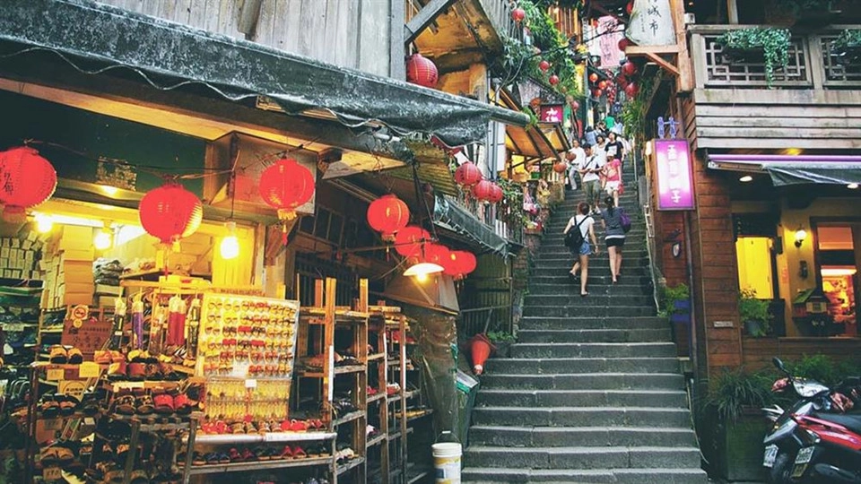 Con đường chính ở Cửu Phần mang tên Thụ Kỳ Lộ. Đường rất hẹp, bề ngang chỉ khoảng 2 m, gồm các bậc thang toàn bằng đá granit. Thụ Kỳ Lộ chạy xuyên suốt thị trấn, từ dưới lên trên, men theo sườn núi. Con đường chính ở Cửu Phần mang tên Thụ Kỳ Lộ. Đường rất hẹp, bề ngang chỉ khoảng 2 m, gồm các bậc thang toàn bằng đá granit. Thụ Kỳ Lộ chạy xuyên suốt thị trấn, từ dưới lên trên, men theo sườn núi.