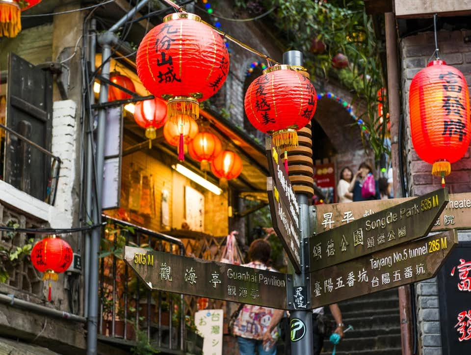 Ngoài con đường thẳng đứng, Cửu Phần còn có hai con đường song song và cắt ngang Thụ Kỳ Lộ là Khinh Tiên Lộ và Cổ Sơn Nhai. Ngoài con đường thẳng đứng, Cửu Phần còn có hai con đường song song và cắt ngang Thụ Kỳ Lộ là Khinh Tiên Lộ và Cổ Sơn Nhai.