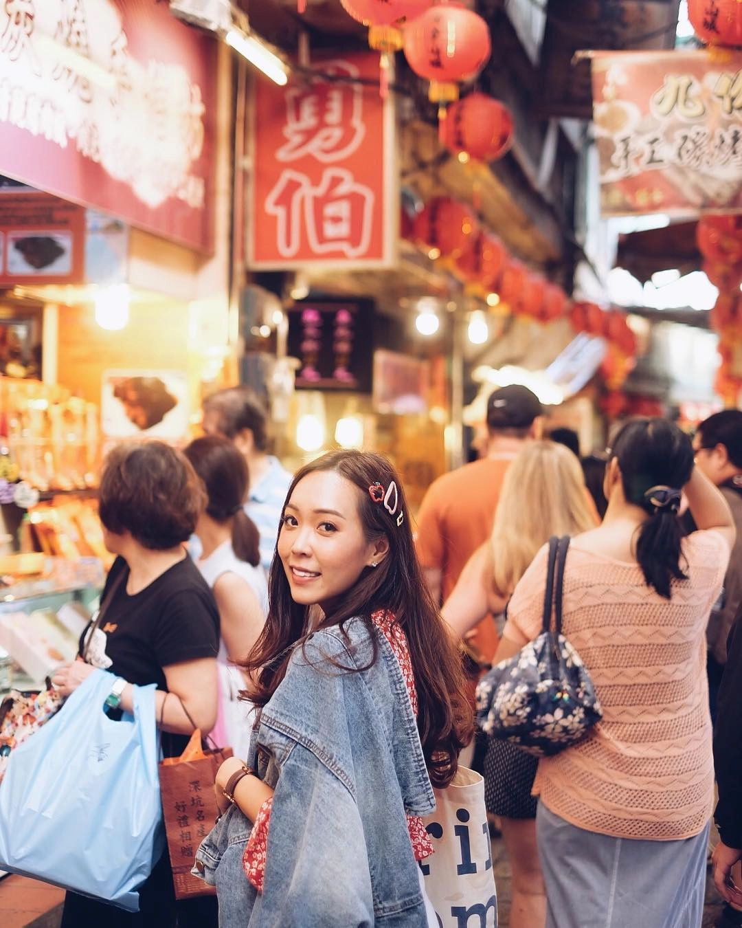 Hai con đường này có nhiều trà quán, hiệu bánh, tiệm ăn, rạp hát, nhà bảo tàng về khai thác vàng, phòng triển lãm nghệ thuật dân gian Cửu Phần, vài ngôi chùa và miếu thờ thành hoàng. Hai con đường này có nhiều trà quán, hiệu bánh, tiệm ăn, rạp hát, nhà bảo tàng về khai thác vàng, phòng triển lãm nghệ thuật dân gian Cửu Phần, vài ngôi chùa và miếu thờ thành hoàng.