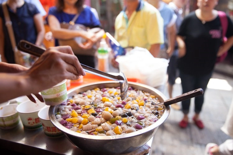 Ngoài ngắm cảnh, du khách có thể đắm mình vào ẩm thực của Cửu Phần với nhiều món đặc sản. Hấp dẫn nhất phải kể đến các loại bánh chế biến từ khoai với hương vị rất đặc trưng, nổi tiếng khắp Đài Loan. Cửa hàng bánh nhiều vô kể. Trước cửa, chủ quán đều bày các loại bánh được cắt nhỏ để du khách nếm thử trước khi mua. Ngoài ngắm cảnh, du khách có thể đắm mình vào ẩm thực của Cửu Phần với nhiều món đặc sản. Hấp dẫn nhất phải kể đến các loại bánh chế biến từ khoai với hương vị rất đặc trưng, nổi tiếng khắp Đài Loan. Cửa hàng bánh nhiều vô kể. Trước cửa, chủ quán đều bày các loại bánh được cắt nhỏ để du khách nếm thử trước khi mua.