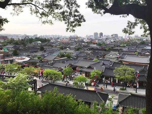 Jeonju là một thành phố trực thuộc tỉnh Jeollabuk, nằm ở miền Trung Hàn Quốc, cách thủ đô Seoul gần 3 giờ đi xe. Đây là một trung tâm du lịch quan trọng và nổi tiếng, với ẩm thực đặc sắc, cùng những công trình kiến trúc lịch sử và các lễ hội. Trong bài viết này, mình giới thiệu một phần của ngôi làng cổ Hanok. Jeonju là một thành phố trực thuộc tỉnh Jeollabuk, nằm ở miền Trung Hàn Quốc, cách thủ đô Seoul gần 3 giờ đi xe. Đây là một trung tâm du lịch quan trọng và nổi tiếng, với ẩm thực đặc sắc, cùng những công trình kiến trúc lịch sử và các lễ hội. Trong bài viết này, mình giới thiệu một phần của ngôi làng cổ Hanok.