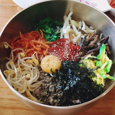 Jeonju là nơi nổi tiếng nhất Hàn Quốc với món ăn này. Đến Jeonju mà không ăn cơm trộn, bạn chưa được gọi là đã đến Jeonju. Jeonju là nơi nổi tiếng nhất Hàn Quốc với món ăn này. Đến Jeonju mà không ăn cơm trộn, bạn chưa được gọi là đã đến Jeonju.
