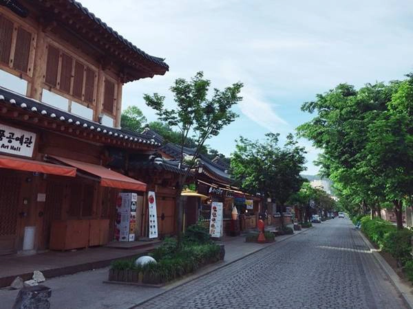 Để tận hưởng không khí yên bình, bạn nên dậy sớm, khoảng 7h. Để tận hưởng không khí yên bình, bạn nên dậy sớm, khoảng 7h.