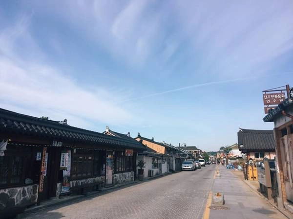 Dưới ánh nắng sớm, bầu trời và những con đường, những ngôi nhà cổ trở nên thênh thang hơn. Dưới ánh nắng sớm, bầu trời và những con đường, những ngôi nhà cổ trở nên thênh thang hơn.