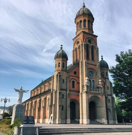 Nhà thờ Jeondong là một trong những nơi nổi tiếng mà bạn phải đến khi có dịp thăm Jeonju. Nhà thờ Jeondong là một trong những nơi nổi tiếng mà bạn phải đến khi có dịp thăm Jeonju.