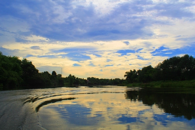 Bờ Ô Lâu thơ mộng. Ảnh: Công an nhân dân.