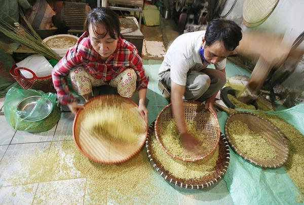 Cốm được phân loại thành cốm dót, cốm ngọn, cốm gốc. Cốm dót là loại cốm non sau khi giã bị vón cục lại (đây là cốm ngon nhất), cốm ngọn là khi sàng sẩy sẽ bay lên đầu bởi thân cốm mỏng nhẹ, cốm gốc dày mình hơn sẽ đọng ở cuối sàng.