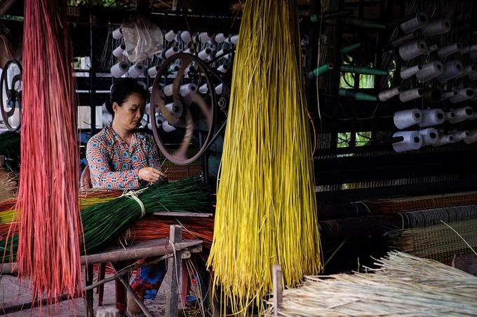 Ngày nay, người dân đã bắt đầu sử dụng máy móc để làm sản phẩm nhanh hơn nhưng các hoa văn bằng tay vẫn mịn màng hơn hẳn. Ngày nay, người dân đã bắt đầu sử dụng máy móc để làm sản phẩm nhanh hơn nhưng các hoa văn bằng tay vẫn mịn màng hơn hẳn.