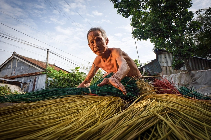 Sau đó, lác tiếp tục được mang phơi nắng thêm một buổi rồi mới mang vào dệt. Khi dệt xong, người thợ mang chiếu đi cắt bìa, buộc chỉ bìa và phơi nắng. Sau đó, lác tiếp tục được mang phơi nắng thêm một buổi rồi mới mang vào dệt. Khi dệt xong, người thợ mang chiếu đi cắt bìa, buộc chỉ bìa và phơi nắng.