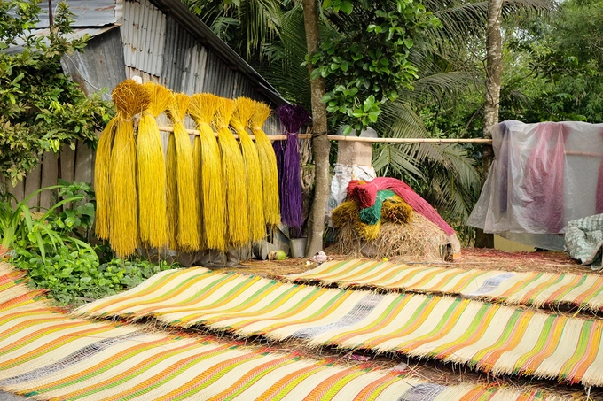Du khách ghé thăm Đồng Tháp có thể dễ dàng tìm đường đến xã Định Yên. Từ cổng chào phía quốc lộ 80, bạn hỏi đường chạy hướng vào xã Định Yên chừng 2 km là đã thấy những bó lác nhuộm đủ màu đỏ, xanh, vàng, tím… được phơi lề đường. Du khách ghé thăm Đồng Tháp có thể dễ dàng tìm đường đến xã Định Yên. Từ cổng chào phía quốc lộ 80, bạn hỏi đường chạy hướng vào xã Định Yên chừng 2 km là đã thấy những bó lác nhuộm đủ màu đỏ, xanh, vàng, tím… được phơi lề đường.