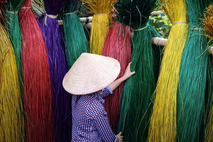 Nguyên liệu đủ màu sắc phơi dọc hai bên đường là đặc điểm nhận dạng của làng nghề di sản này. Nguyên liệu đủ màu sắc phơi dọc hai bên đường là đặc điểm nhận dạng của làng nghề di sản này.