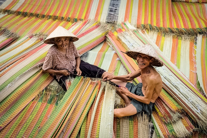Chiếu thành phẩm được bán với giá dao động trong khoảng 25.000 - 50.000 đồng một đôi, tùy theo chất lượng. Chiếu có nhiều loại và kích cỡ khác nhau. Chiếu thành phẩm được bán với giá dao động trong khoảng 25.000 - 50.000 đồng một đôi, tùy theo chất lượng. Chiếu có nhiều loại và kích cỡ khác nhau.