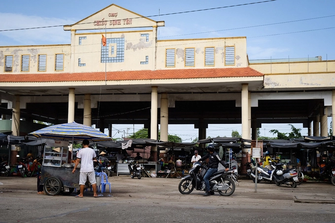Trước đây, người dân đem bán sản phẩm ở chợ chiếu Định Yên hay còn gọi là "chợ ma". Tên gọi dân gian bắt nguồn từ khoảng thời gian họp chợ vào ban đêm, kéo dài khoảng 2 tiếng do người thợ bận dệt chiếu vào ban ngày. Tuy nhiên, hình thức này hiện đã không còn. Trước đây, người dân đem bán sản phẩm ở chợ chiếu Định Yên hay còn gọi là "chợ ma". Tên gọi dân gian bắt nguồn từ khoảng thời gian họp chợ vào ban đêm, kéo dài khoảng 2 tiếng do người thợ bận dệt chiếu vào ban ngày. Tuy nhiên, hình thức này hiện đã không còn.