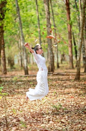 Thiếu nữ tinh nghịch trong rừng cây ven hồ - Ảnh: Tiến Thành lang-du-ben-long-ho-ea-kao-ivivu-12