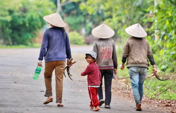 Những công nhân môi trường cùng con nhỏ đi trên đường từ khu công viên hồ Ea Kao về nhà - Ảnh: Tiến Thành lang-du-ben-long-ho-ea-kao-ivivu-16